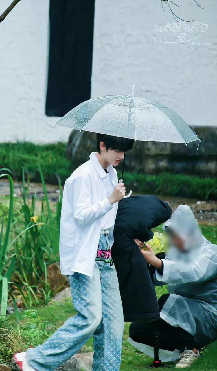 丁程鑫雨中帮赵今麦撑伞，俩人在线上演偶像剧，氛围感整个拉满